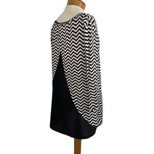 B.L.U.E Black White Chevron Pattern Split Back Long Sleeve Top Med